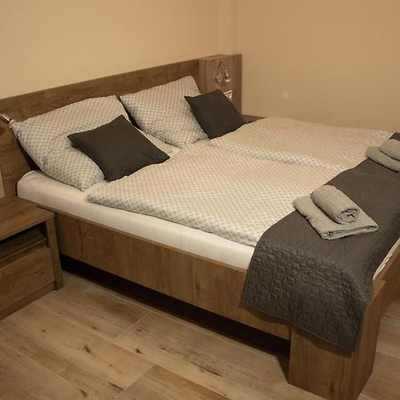Apartmany Pilot Velka Hledsebe ภายนอก รูปภาพ