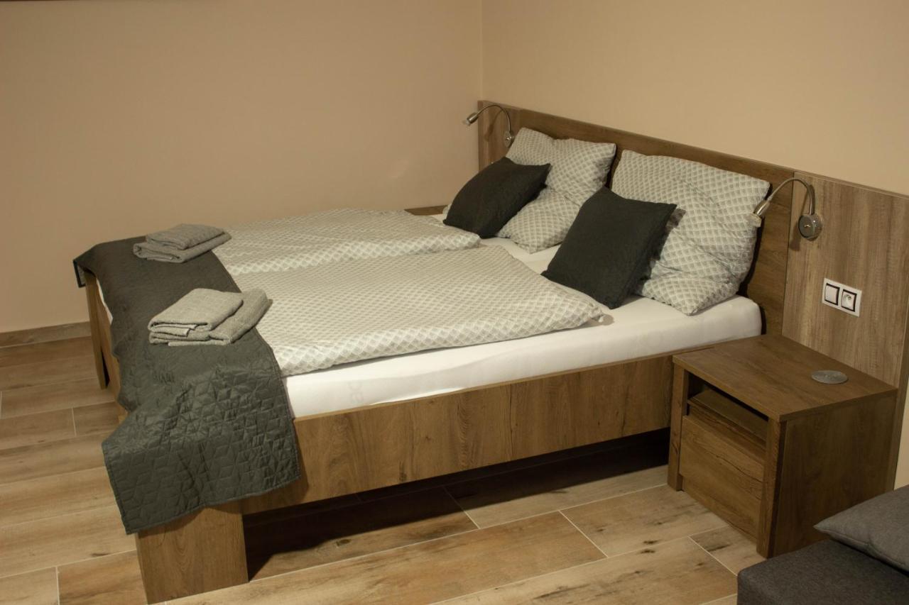 Apartmany Pilot Velka Hledsebe ภายนอก รูปภาพ